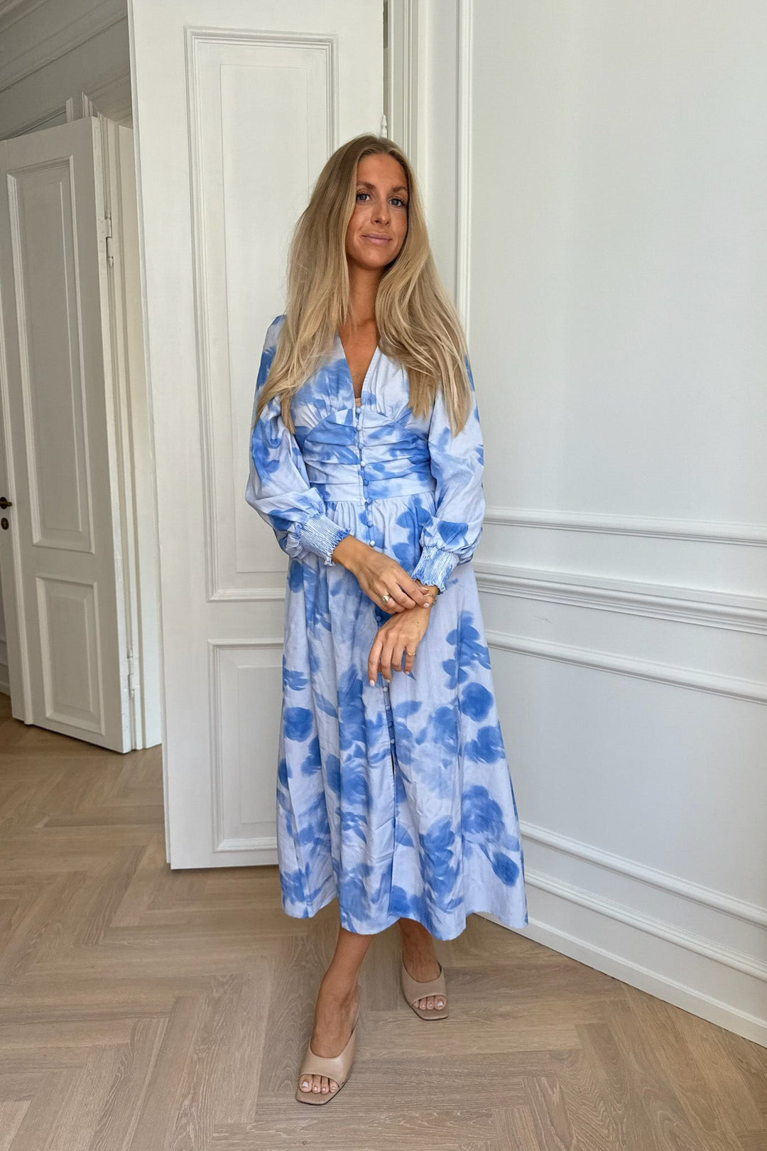 Adelic Long Dress Abstract Blue Flower Print | Kjoler | Smuk - Dameklær på nett