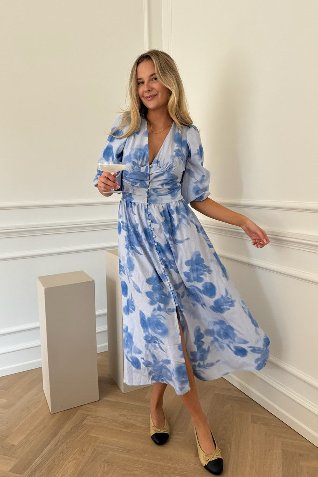 Adelic Long Dress Abstract Blue Flower Print | Kjoler | Smuk - Dameklær på nett