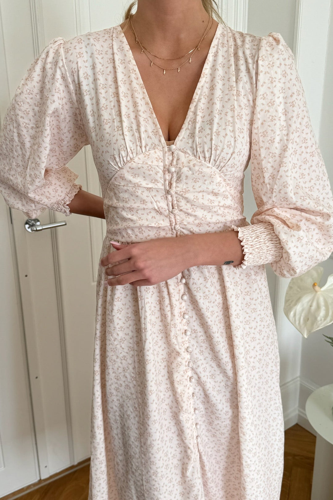 Adelic Long Dress Peach Flower Stem Print | Kjoler | Smuk - Dameklær på nett