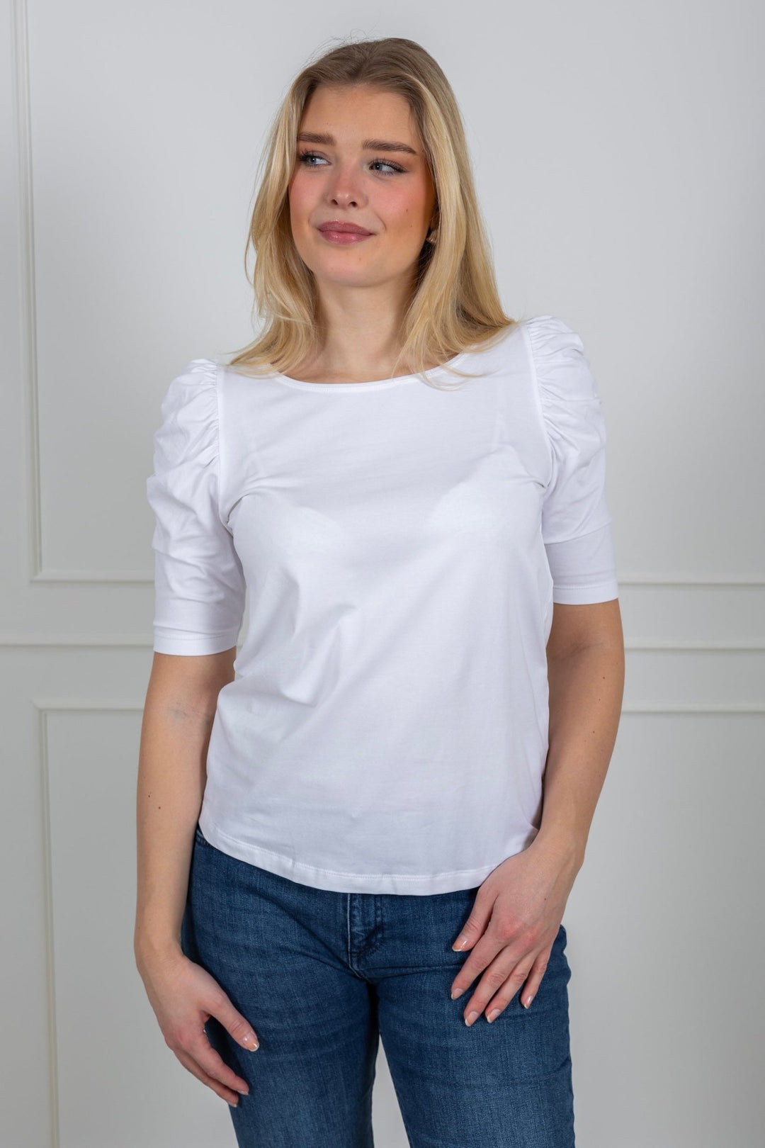 Adrienne T-Shirt White | Topper | Smuk - Dameklær på nett