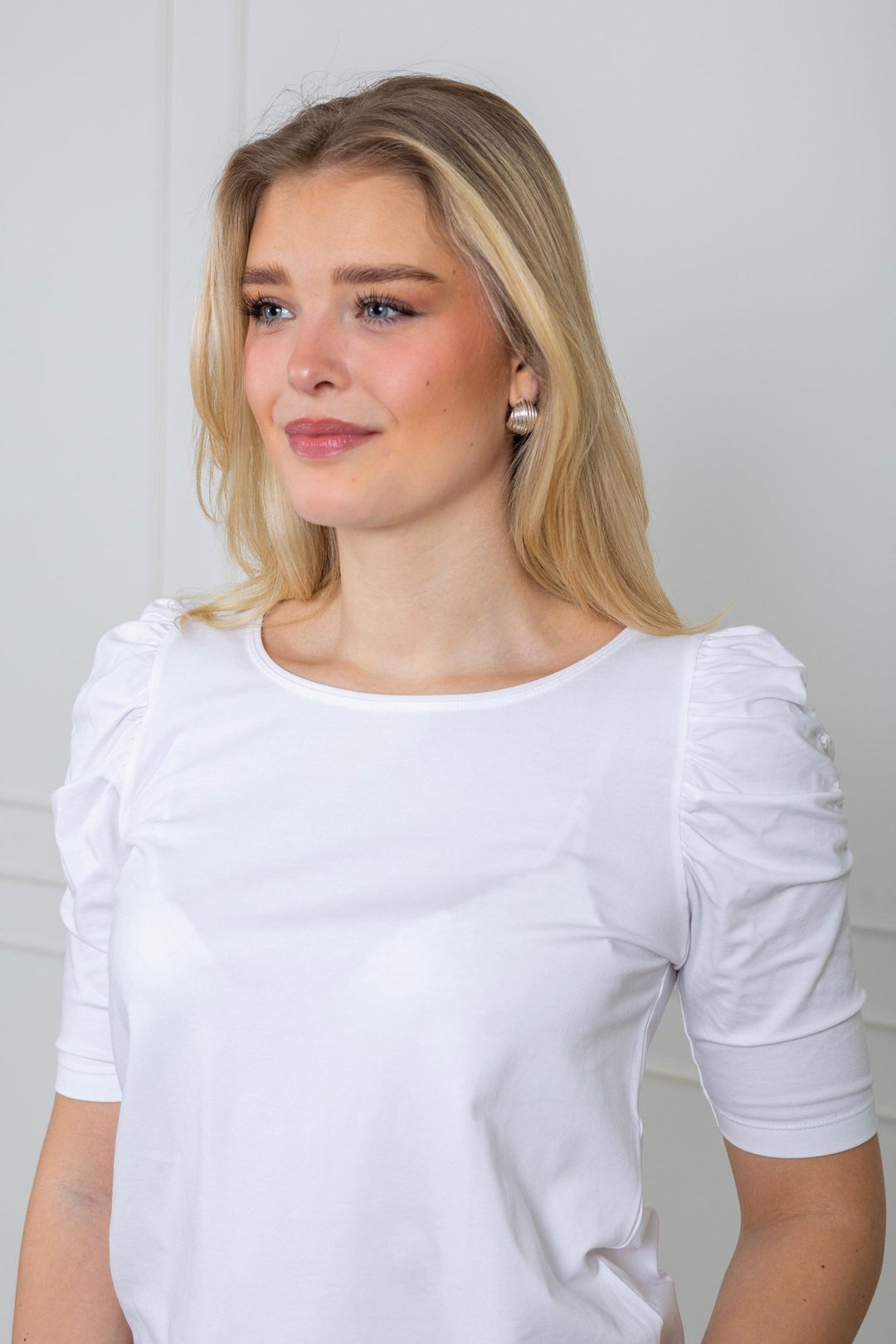 Adrienne T-Shirt White | Topper | Smuk - Dameklær på nett