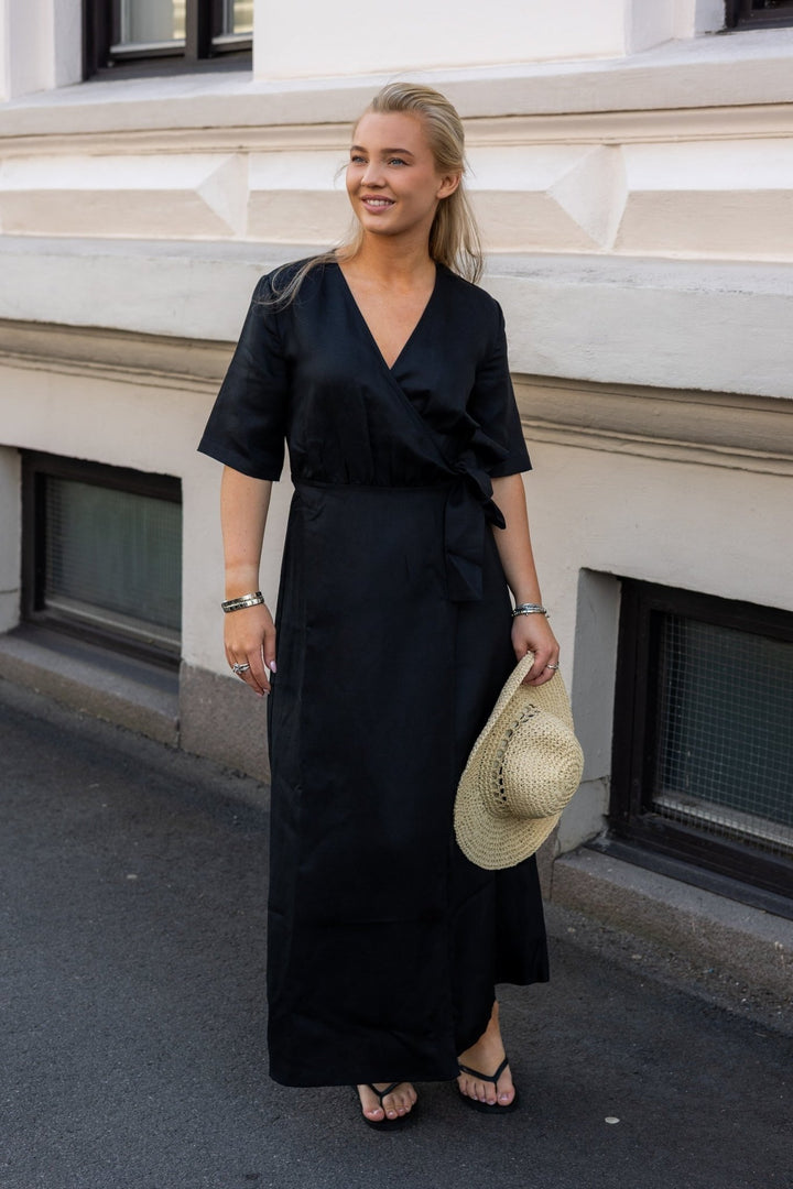 Allesandra 2/4 Ankle Wrap Dress Black | Kjoler | Smuk - Dameklær på nett