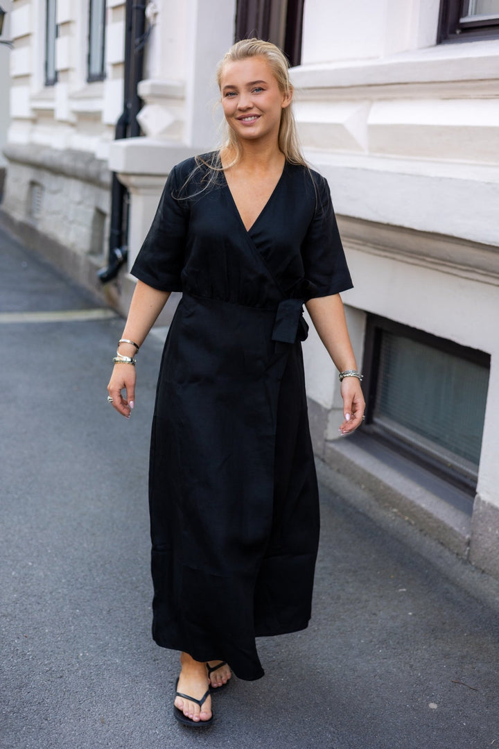 Allesandra 2/4 Ankle Wrap Dress Black | Kjoler | Smuk - Dameklær på nett