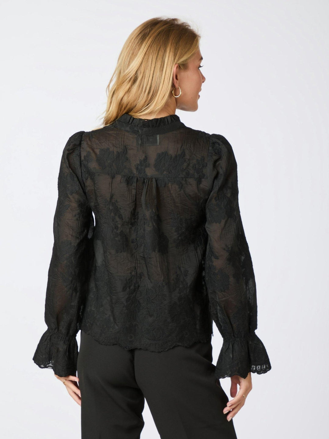 Amara Big Embroidery Blouse Black | Skjorter og bluser | Smuk - Dameklær på nett