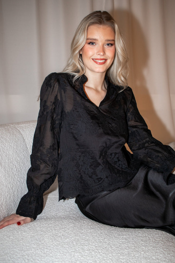 Amara Big Embroidery Blouse Black | Skjorter og bluser | Smuk - Dameklær på nett