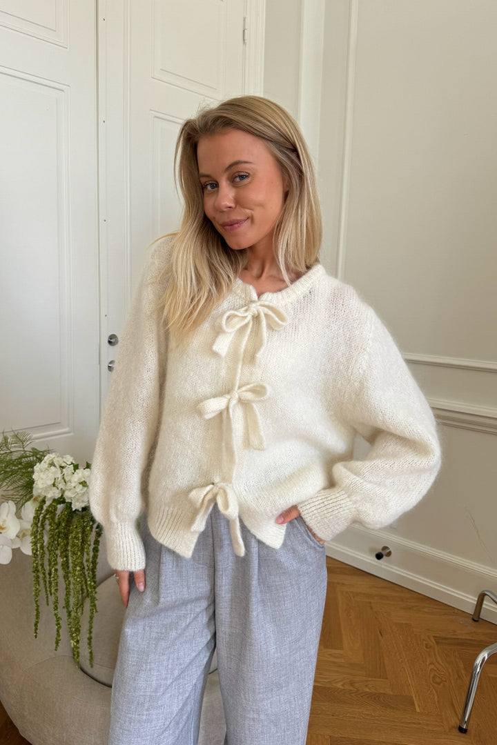 Baileyic Bow Cardigan White | Genser | Smuk - Dameklær på nett