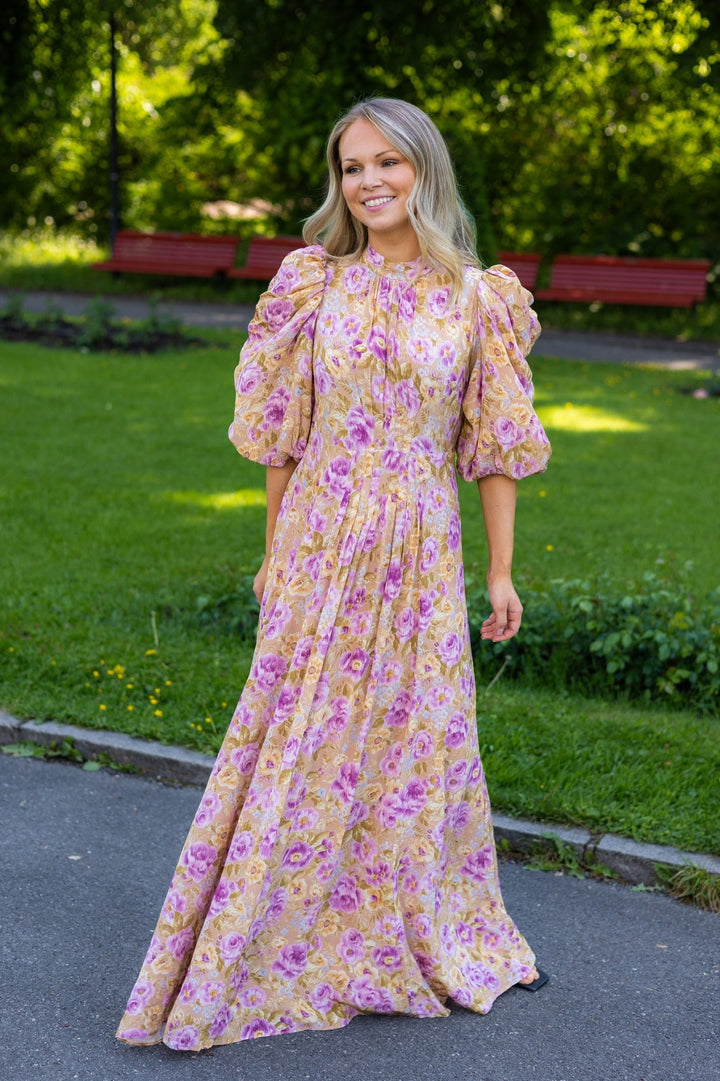 Crepe Tieback Gown Brushed Flowers | Kjoler | Smuk - Dameklær på nett