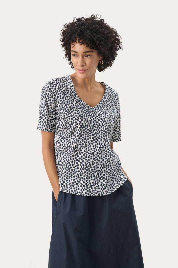 Curliapw T-Shirt Navy Mini Grid Flower | Topper | Smuk - Dameklær på nett