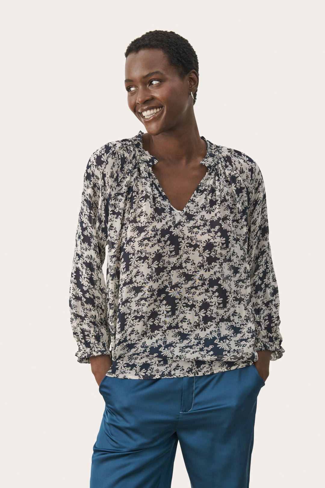 Elsiapw Blouse Dark Navy Contrast Flower | Skjorter og bluser | Smuk - Dameklær på nett