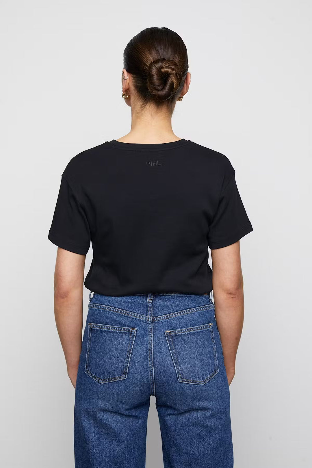 Ember Tee Black | Topper | Smuk - Dameklær på nett