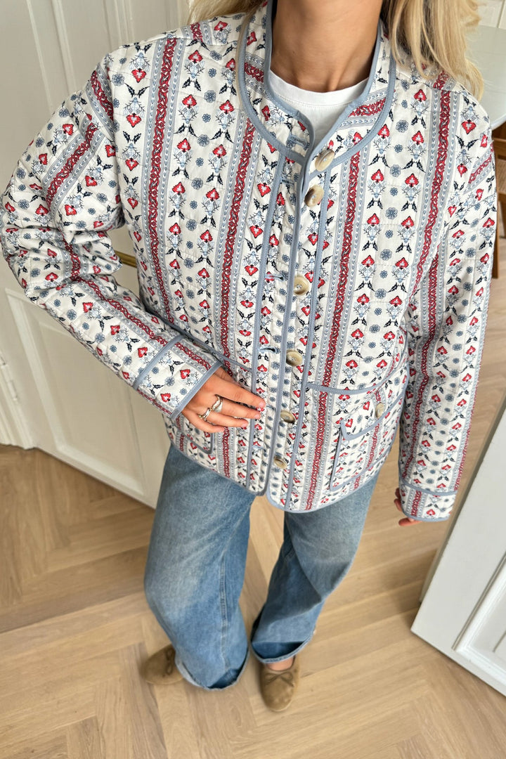 Emmyic Quilted Jacket Blue Red Print | Yttertøy | Smuk - Dameklær på nett