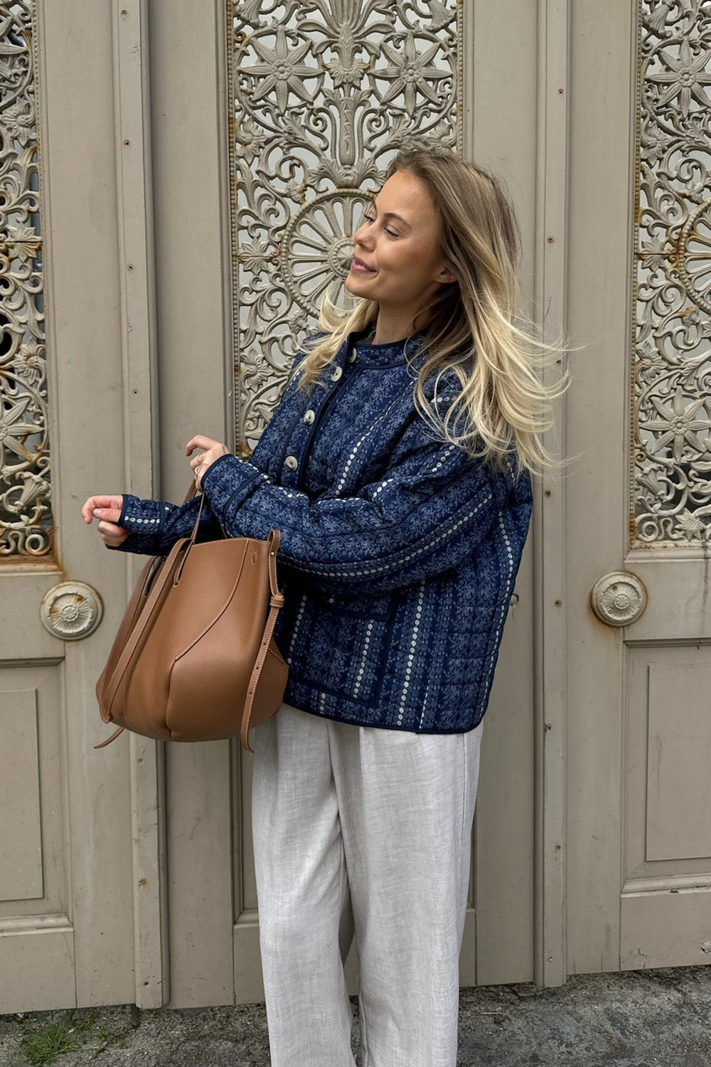 Emmyic Quilted Jacket Navy Flower Print | Yttertøy | Smuk - Dameklær på nett