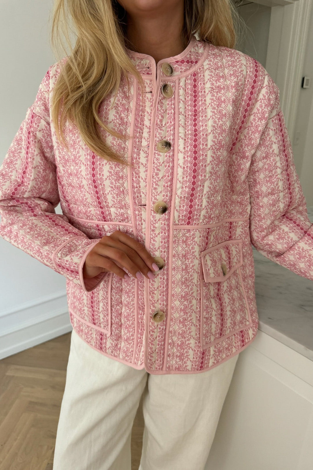 Emmyic Quilted Jacket Pink Flower Print | Yttertøy | Smuk - Dameklær på nett