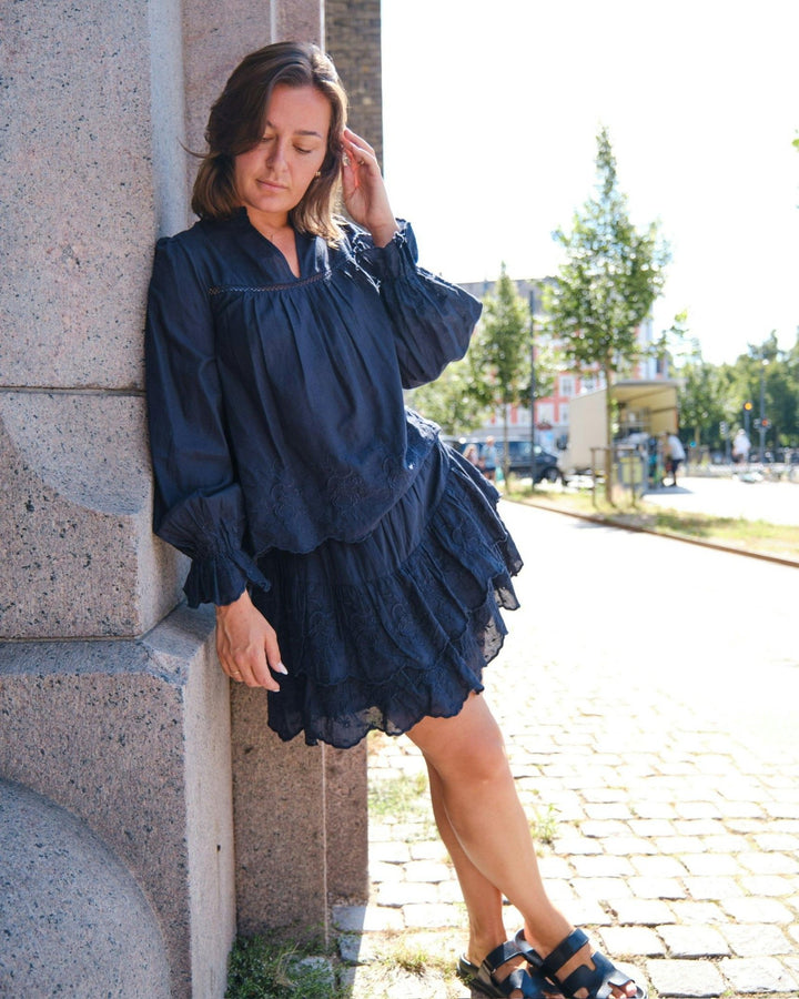 Heline Emb Blouse Navy | Skjorter og bluser | Smuk - Dameklær på nett