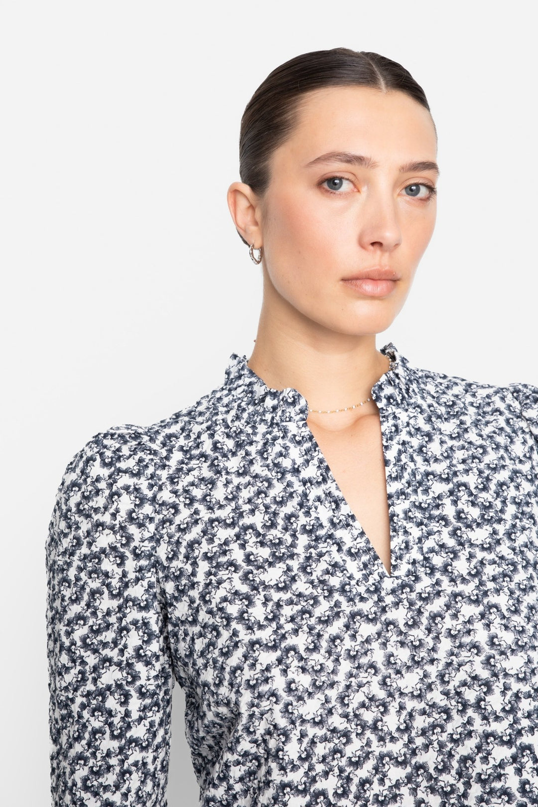 Jenny Blouse Navy Rosehip Print | Skjorter og bluser | Smuk - Dameklær på nett