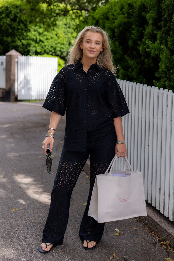 Karola 2/4 Oversize Lace Shirt B Black | Skjorter og bluser | Smuk - Dameklær på nett