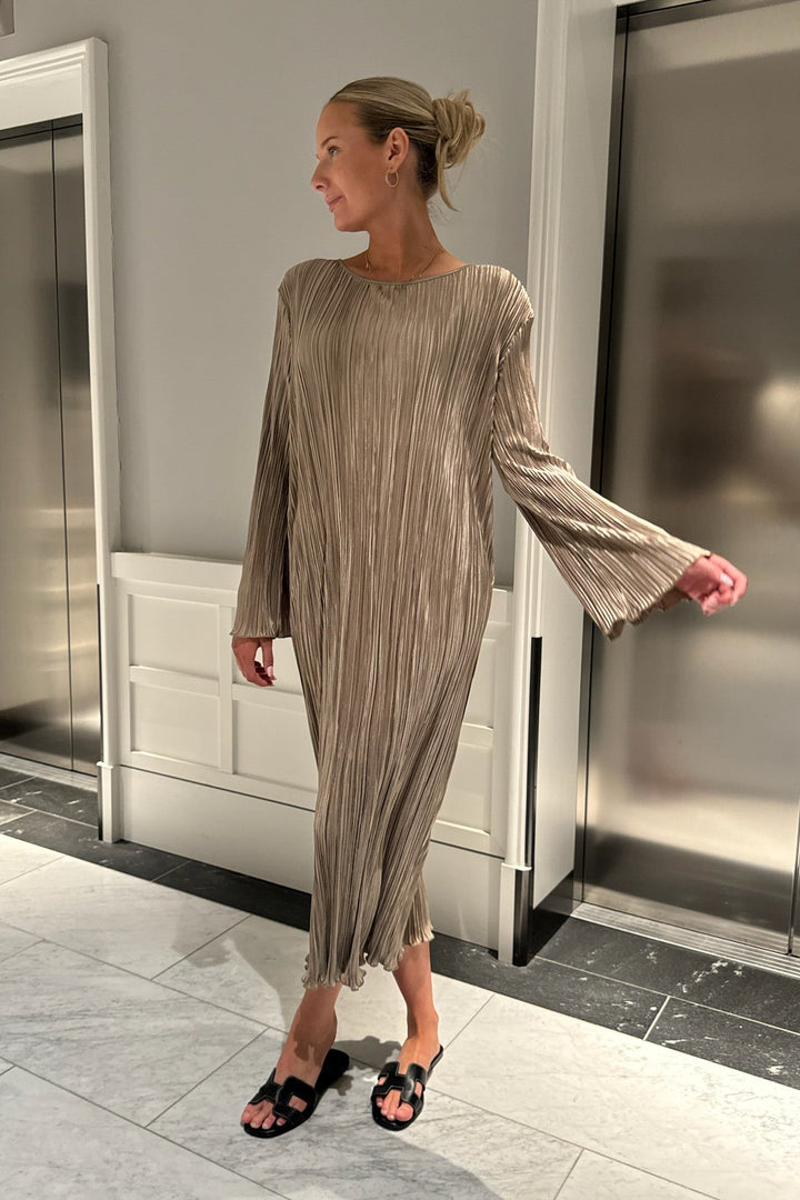 Kellyic Long Plisse Dress Light Brown | Kjoler | Smuk - Dameklær på nett