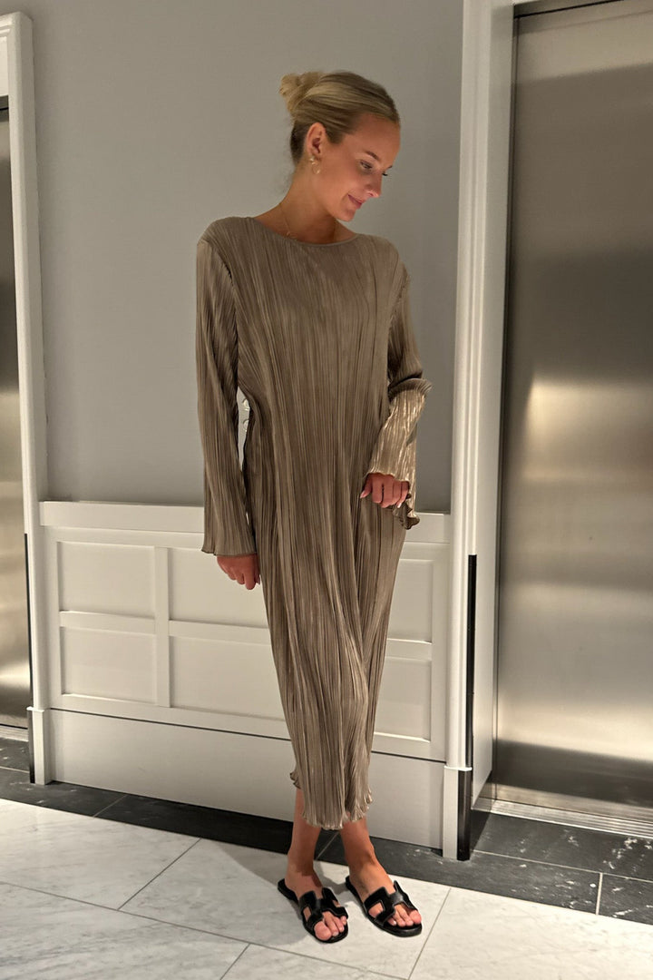 Kellyic Long Plisse Dress Light Brown | Kjoler | Smuk - Dameklær på nett