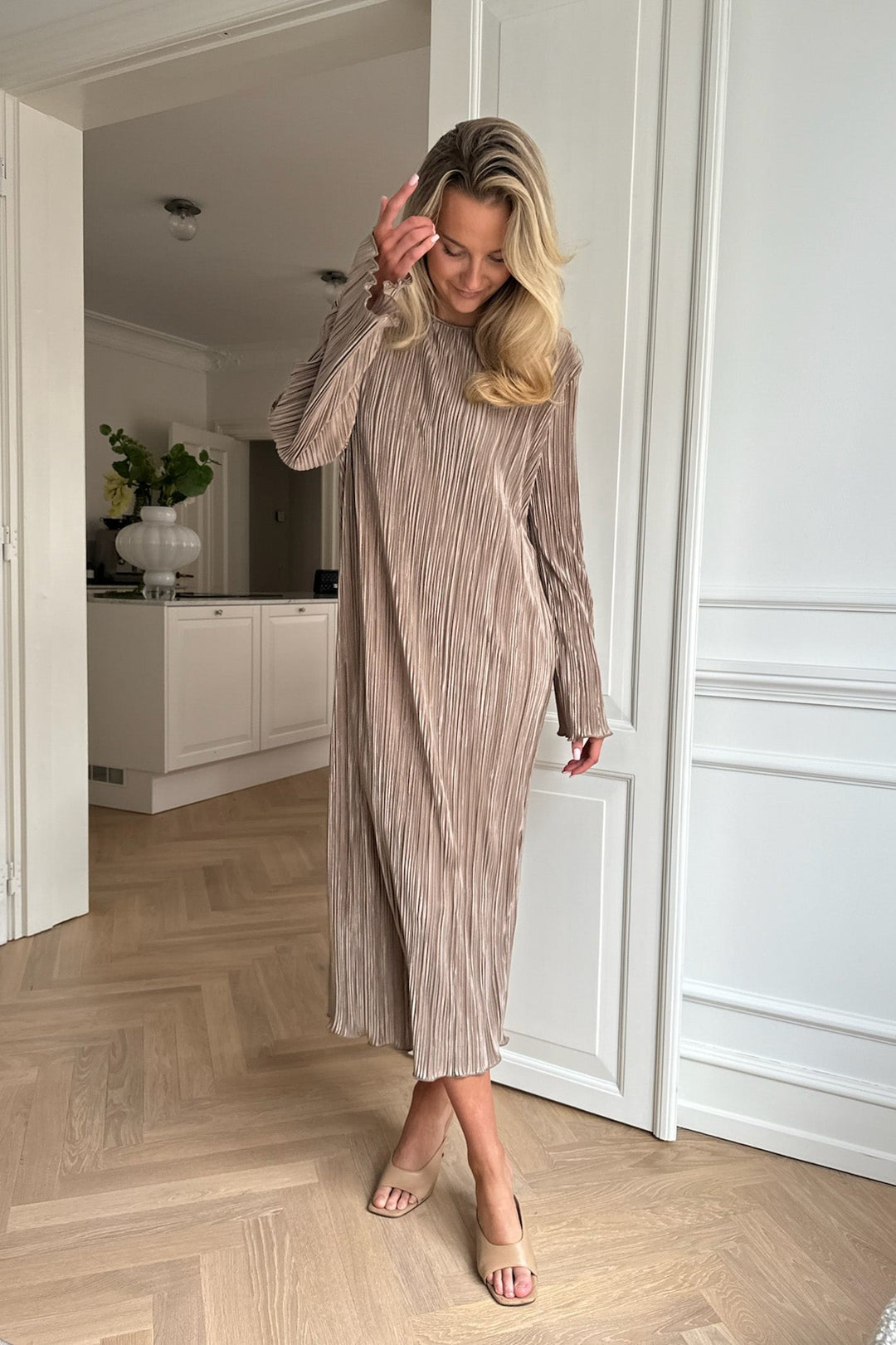 Kellyic Long Plisse Dress Light Brown | Kjoler | Smuk - Dameklær på nett