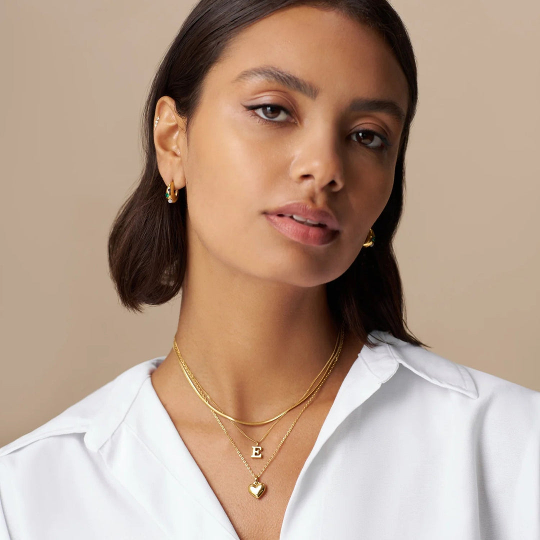 Luxe E Initial Necklace Pale Gold | Accessories | Smuk - Dameklær på nett