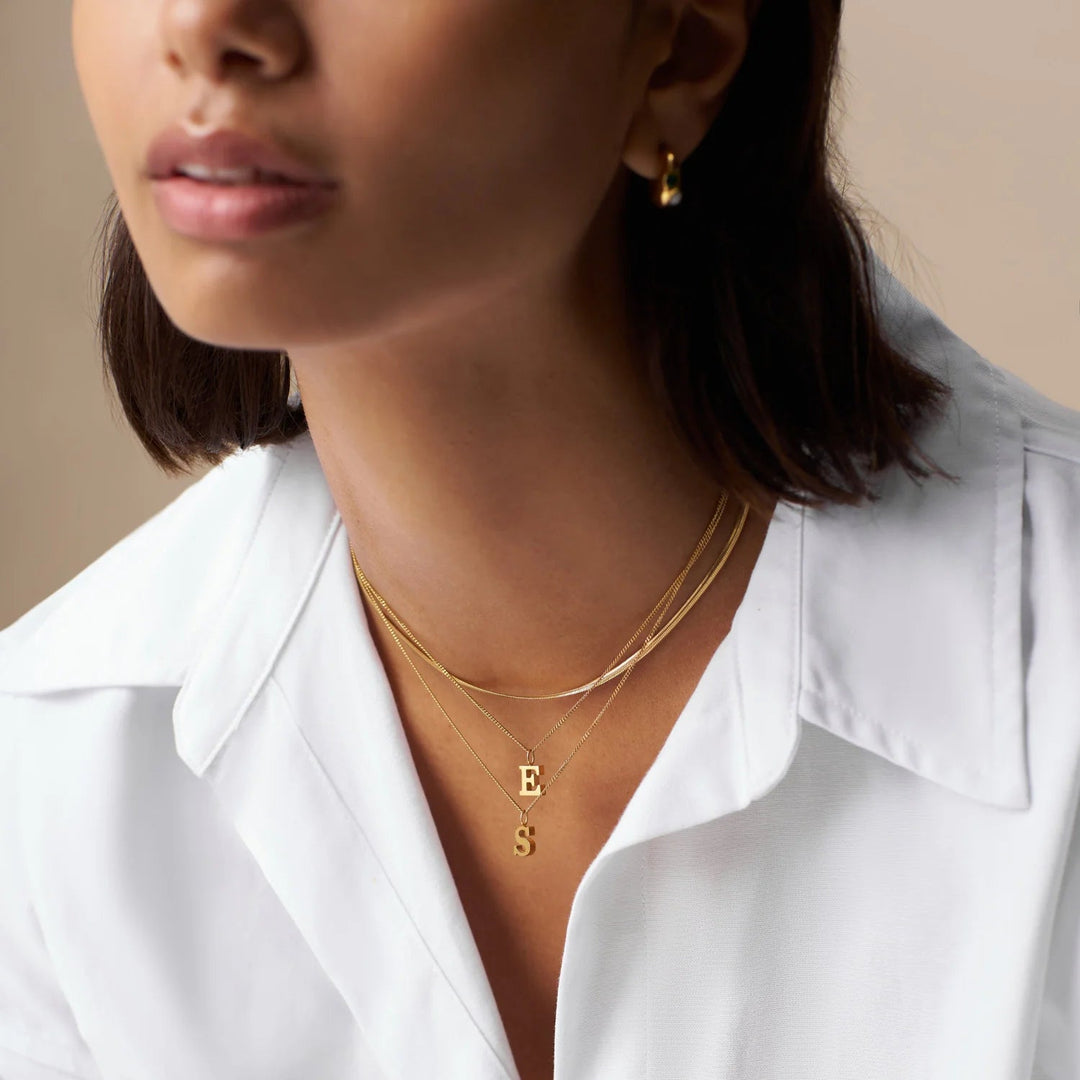 Luxe S Initial Necklace Pale Gold | Accessories | Smuk - Dameklær på nett