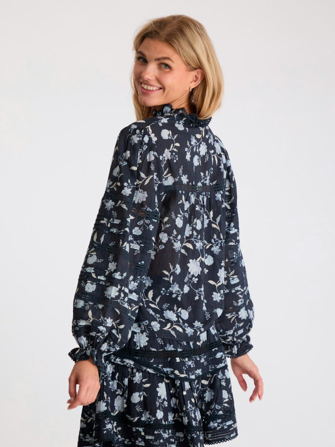 Lyla Night Flower Blouse Navy | Skjorter og bluser | Smuk - Dameklær på nett