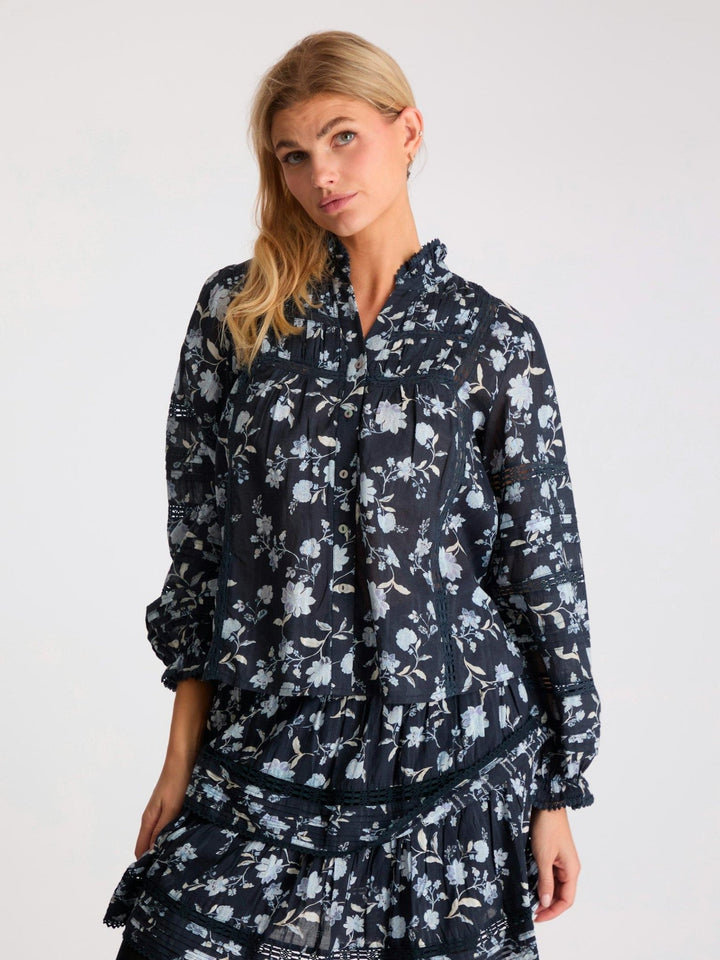 Lyla Night Flower Blouse Navy | Skjorter og bluser | Smuk - Dameklær på nett