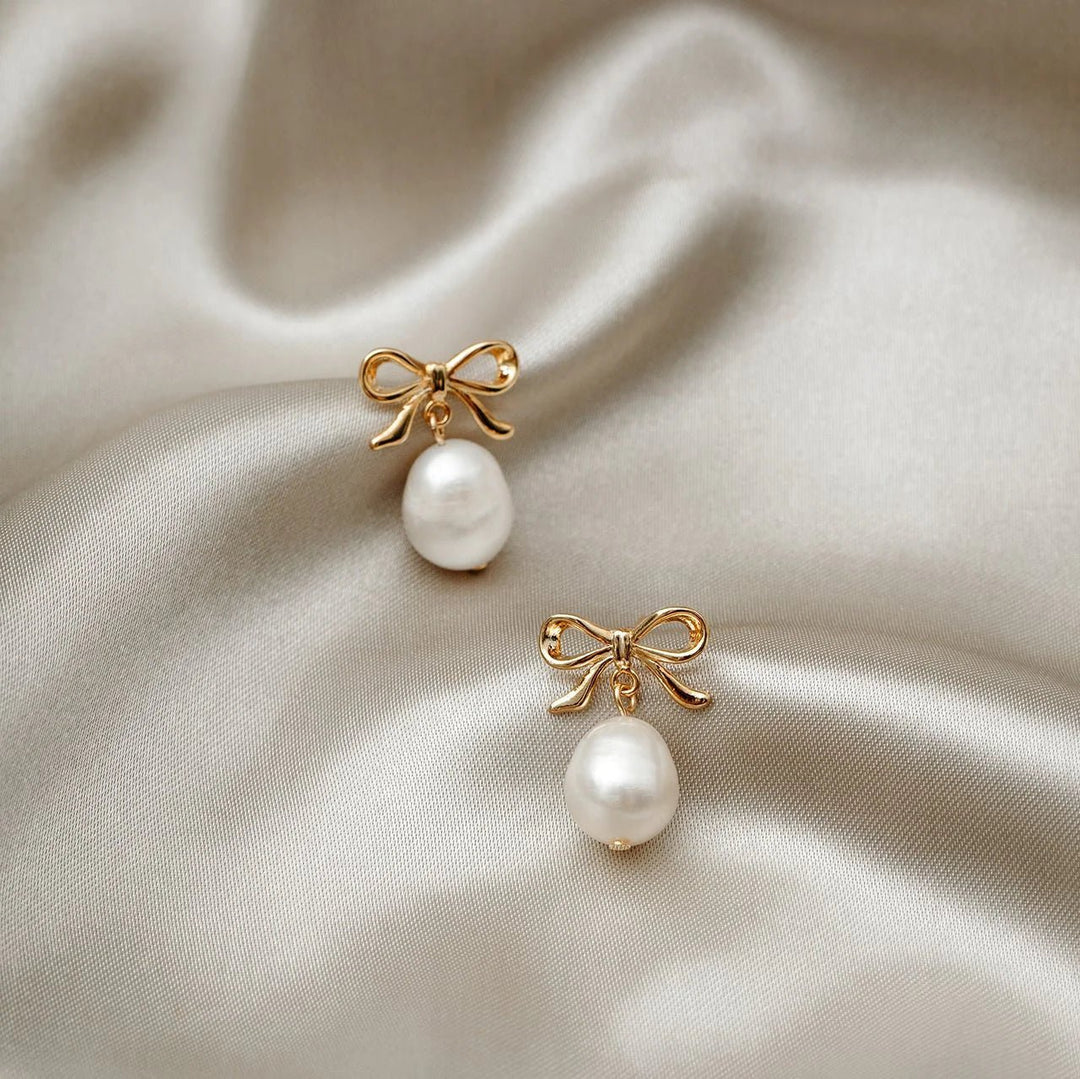 Metal Bow & Pearl Drop Earring Pale Gold | Accessories | Smuk - Dameklær på nett