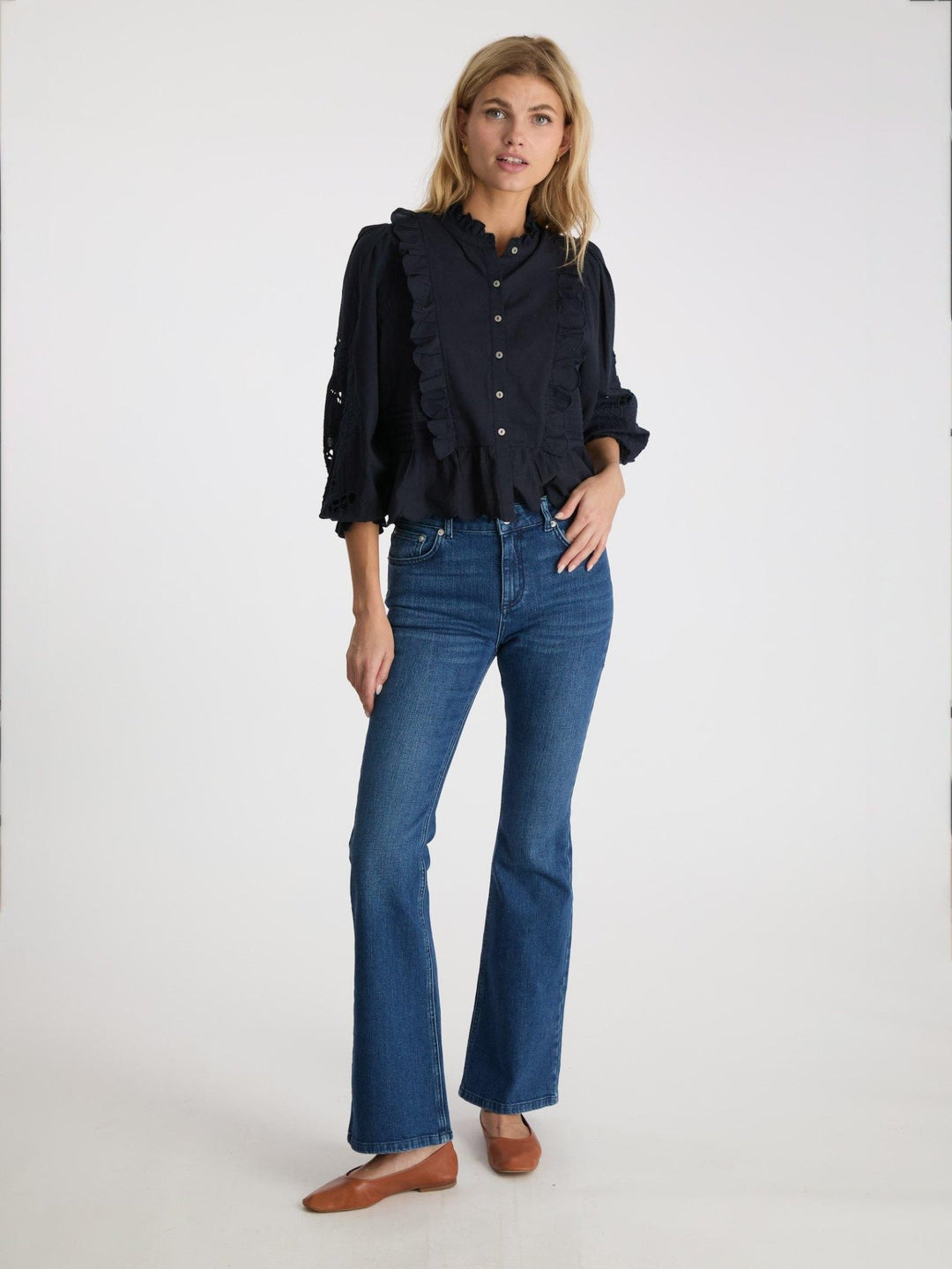 Petrine Embroidery Blouse Navy | Skjorter og bluser | Smuk - Dameklær på nett