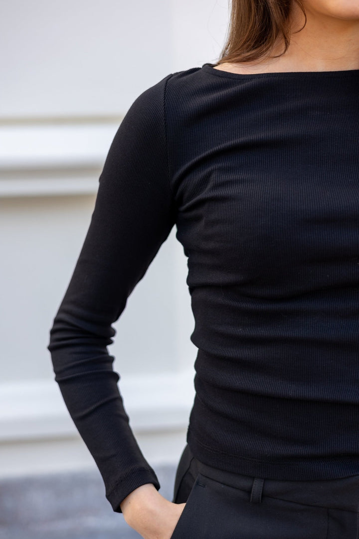 Petronella Rib Boatneck Black | Topper | Smuk - Dameklær på nett