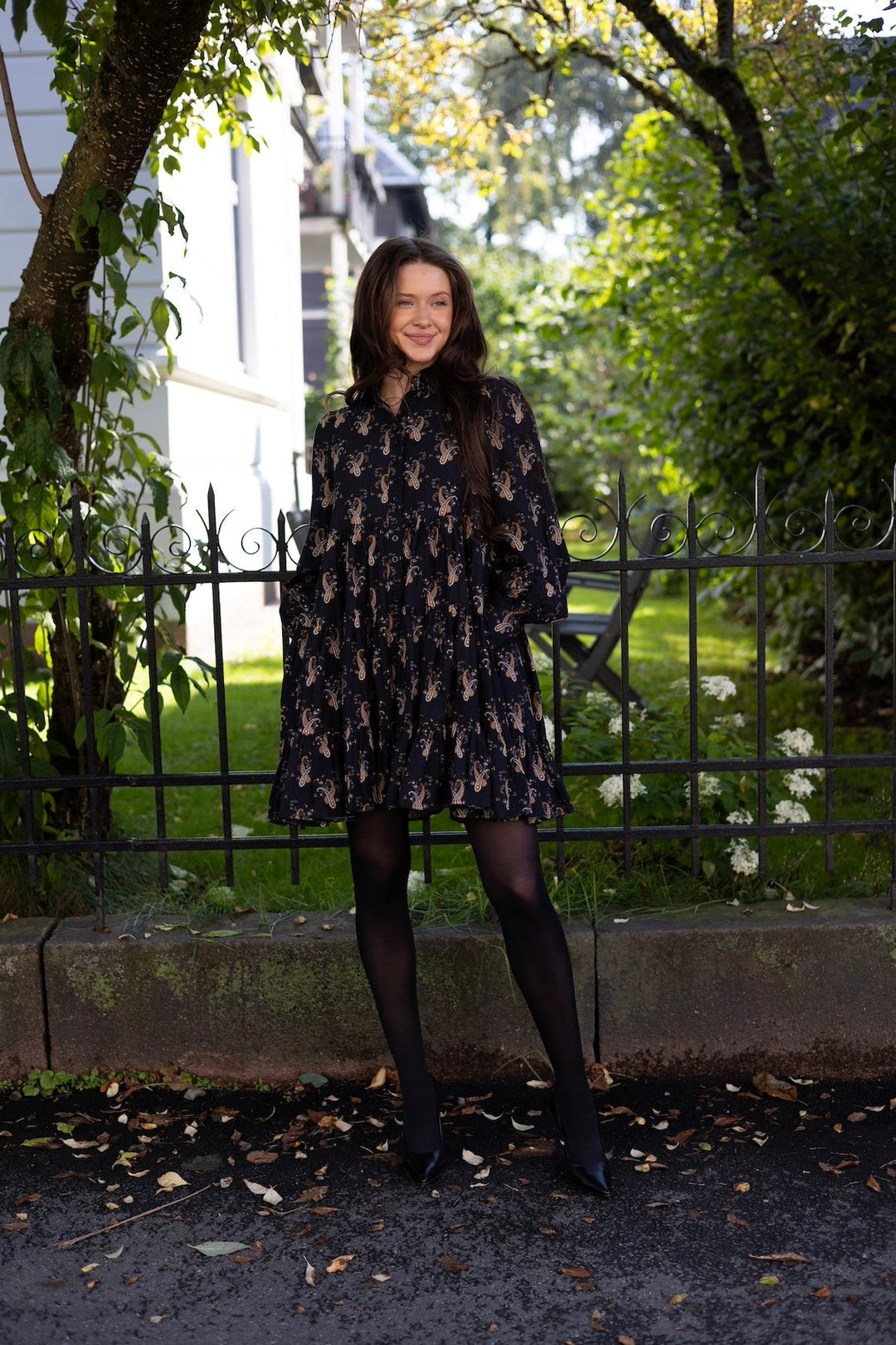 Poplin Tiered Dress Midnight Paisley | Kjoler | Smuk - Dameklær på nett