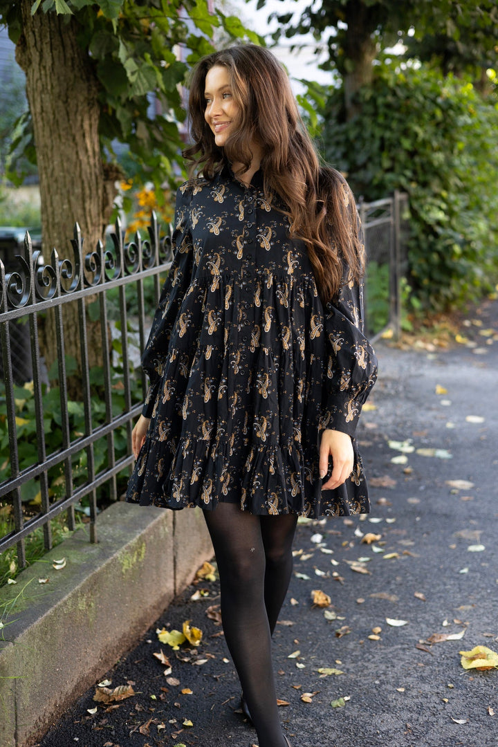 Poplin Tiered Dress Midnight Paisley | Kjoler | Smuk - Dameklær på nett