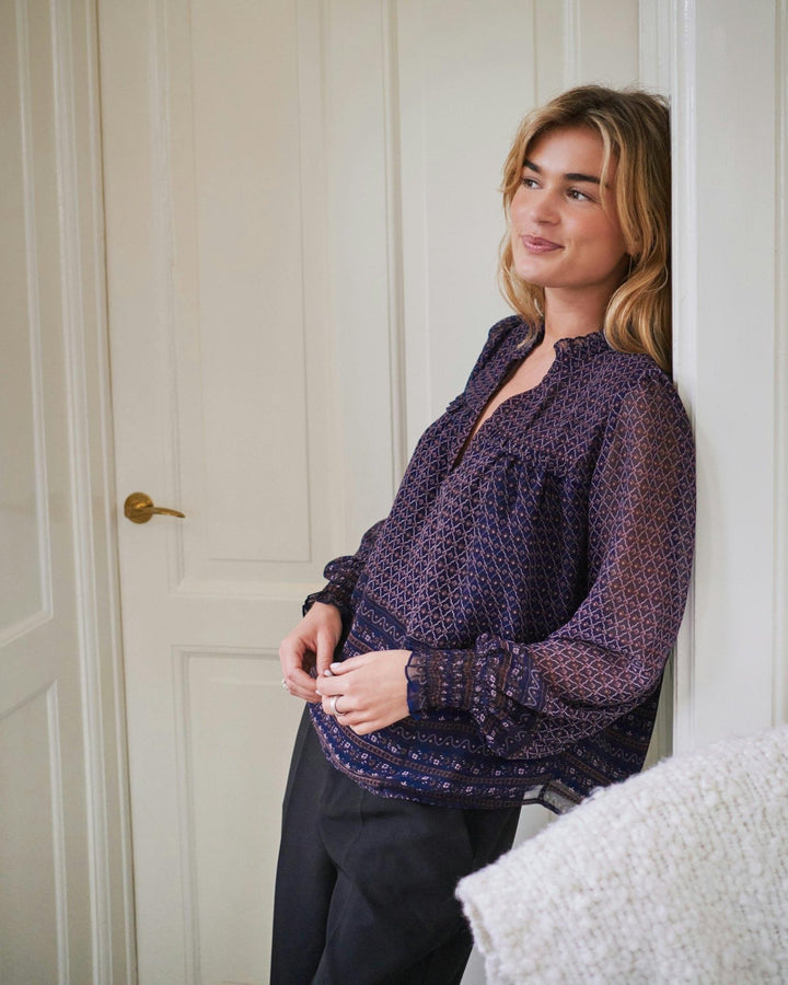 Rhia Border Pattern Blouse Navy | Skjorter og bluser | Smuk - Dameklær på nett