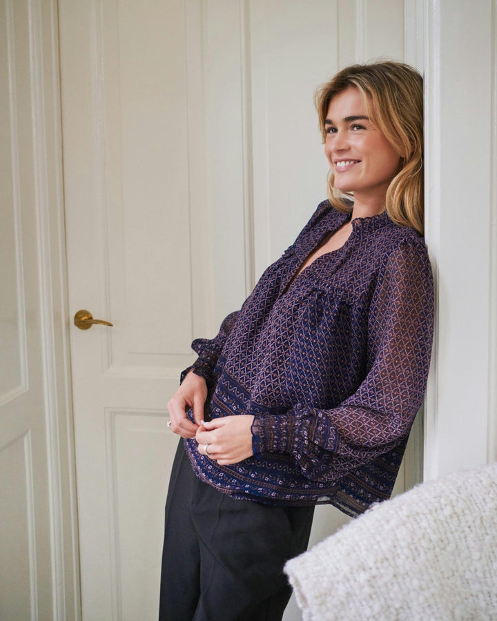 Rhia Border Pattern Blouse Navy | Skjorter og bluser | Smuk - Dameklær på nett