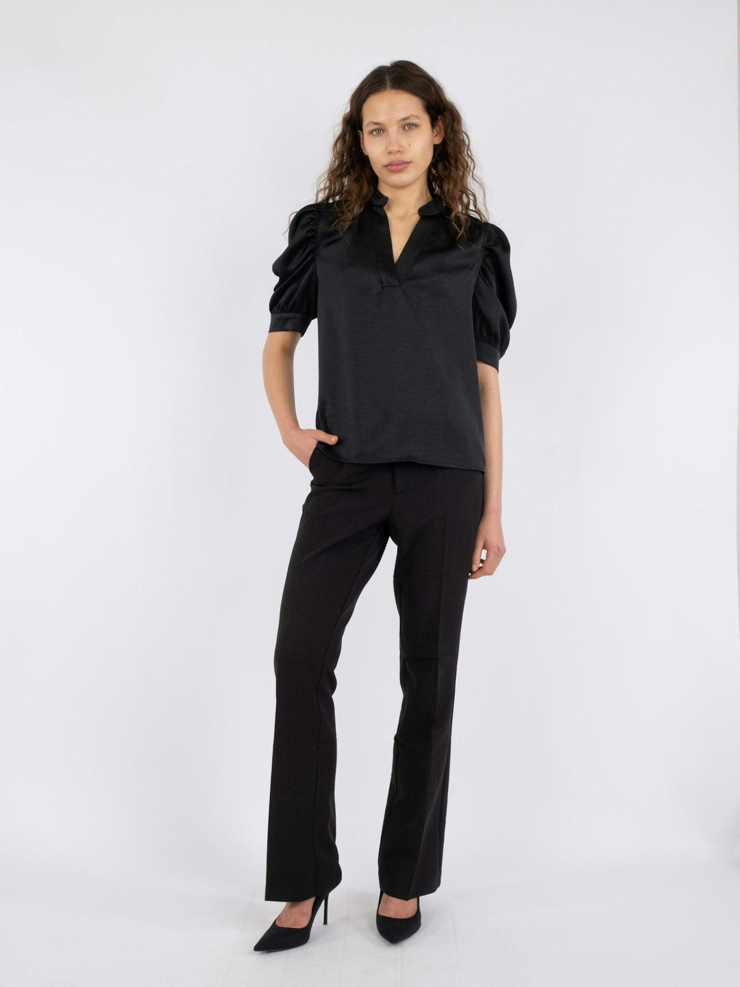 Roella Heavy Sateen Blouse Black | Skjorter og bluser | Smuk - Dameklær på nett