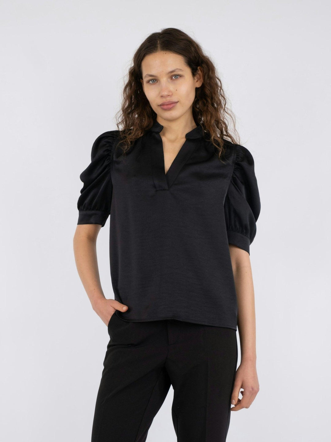 Roella Heavy Sateen Blouse Black | Skjorter og bluser | Smuk - Dameklær på nett