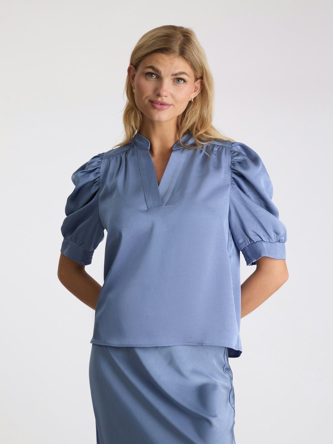 Roella Heavy Sateen Blouse Smoke Blue | Skjorter og bluser | Smuk - Dameklær på nett