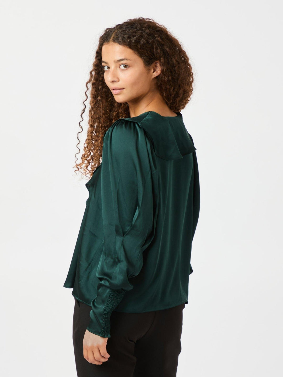 Sandie Sateen Blouse Dark Green | Skjorter og bluser | Smuk - Dameklær på nett