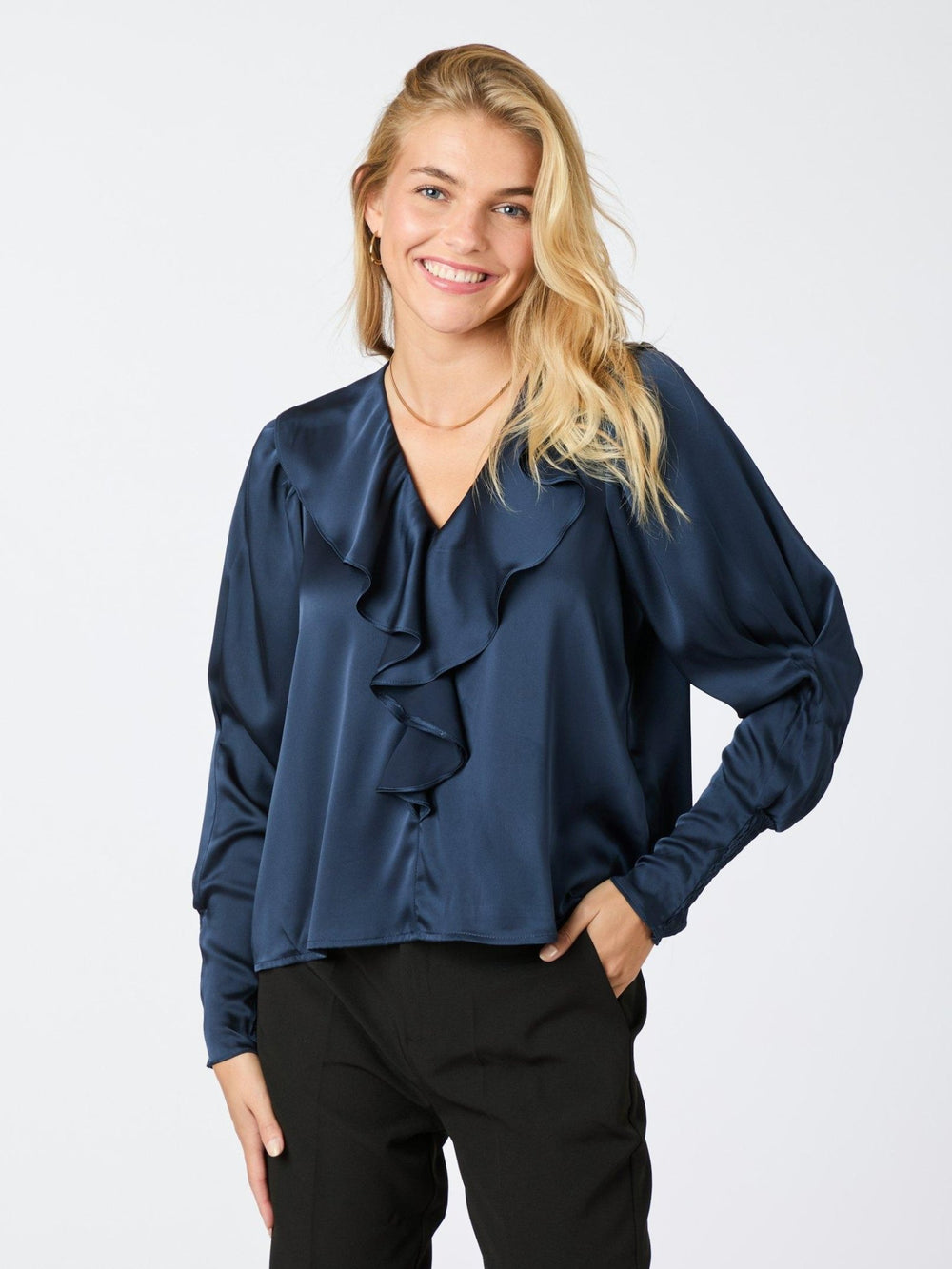 Sandie Sateen Blouse Navy | Skjorter og bluser | Smuk - Dameklær på nett