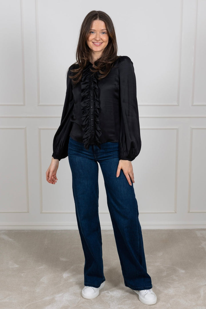 Satin Ruffle Blouse Black | Skjorter og bluser | Smuk - Dameklær på nett