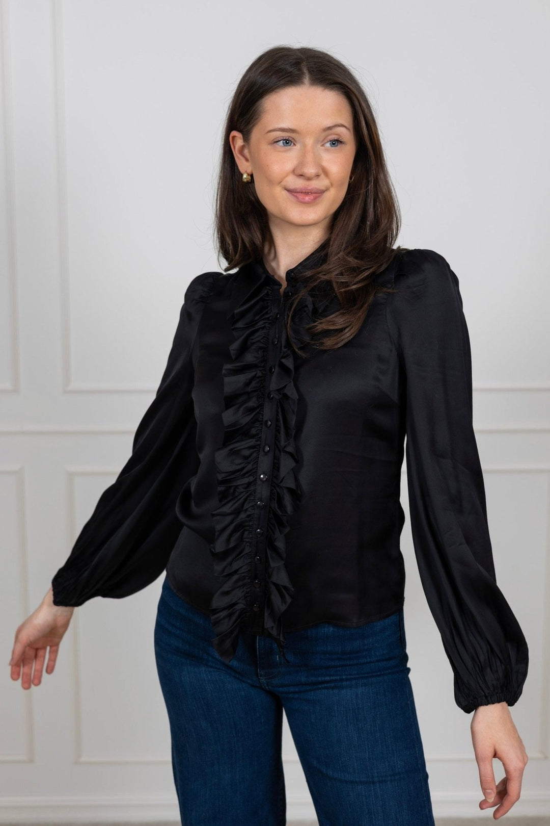 Satin Ruffle Blouse Black | Skjorter og bluser | Smuk - Dameklær på nett