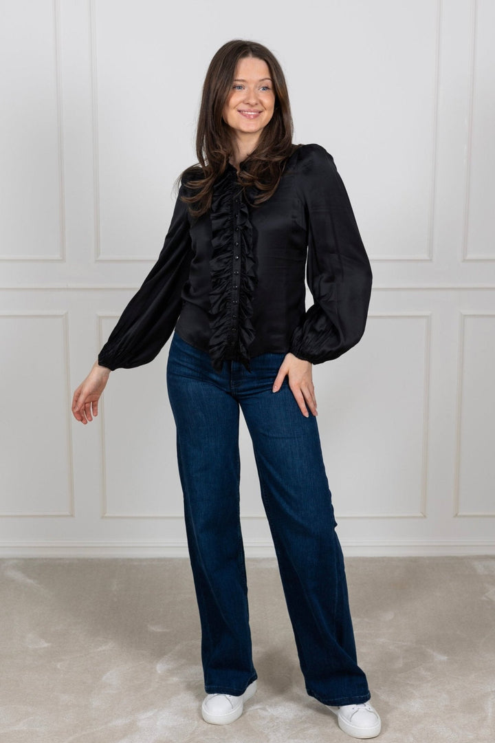 Satin Ruffle Blouse Black | Skjorter og bluser | Smuk - Dameklær på nett