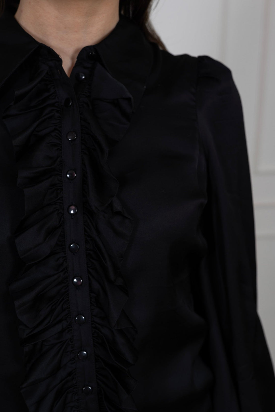 Satin Ruffle Blouse Black | Skjorter og bluser | Smuk - Dameklær på nett