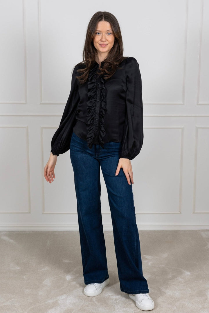 Satin Ruffle Blouse Black | Skjorter og bluser | Smuk - Dameklær på nett