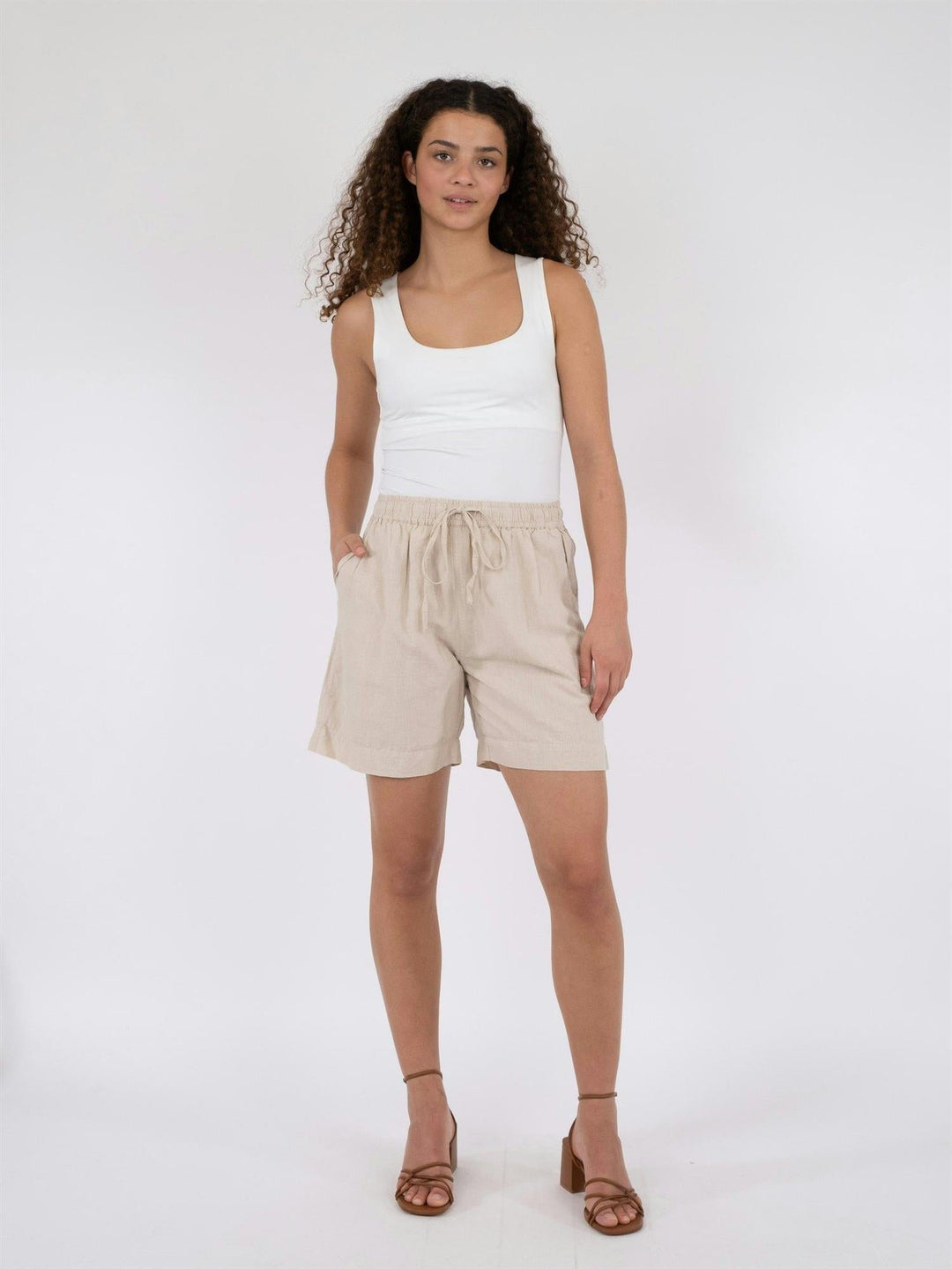 Shea Linen Shorts Sand | Shorts | Smuk - Dameklær på nett