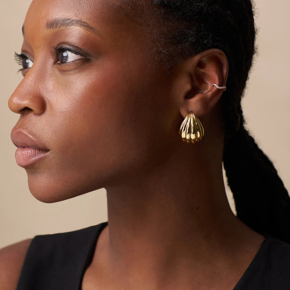 Statement Voluminous Curved Drop Earring Pale Gold | Accessories | Smuk - Dameklær på nett