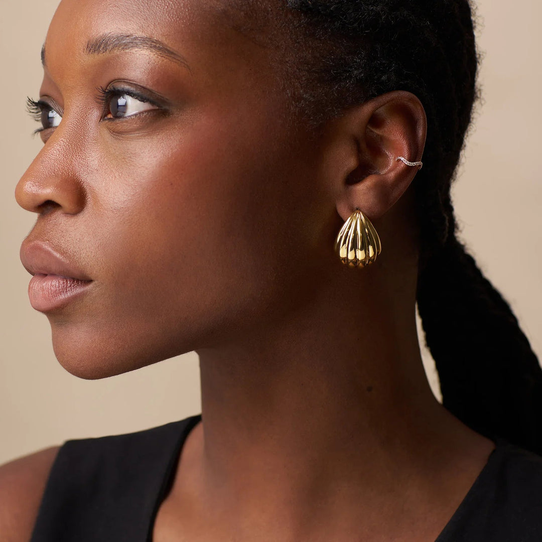 Statement Voluminous Curved Drop Earring Pale Gold | Accessories | Smuk - Dameklær på nett