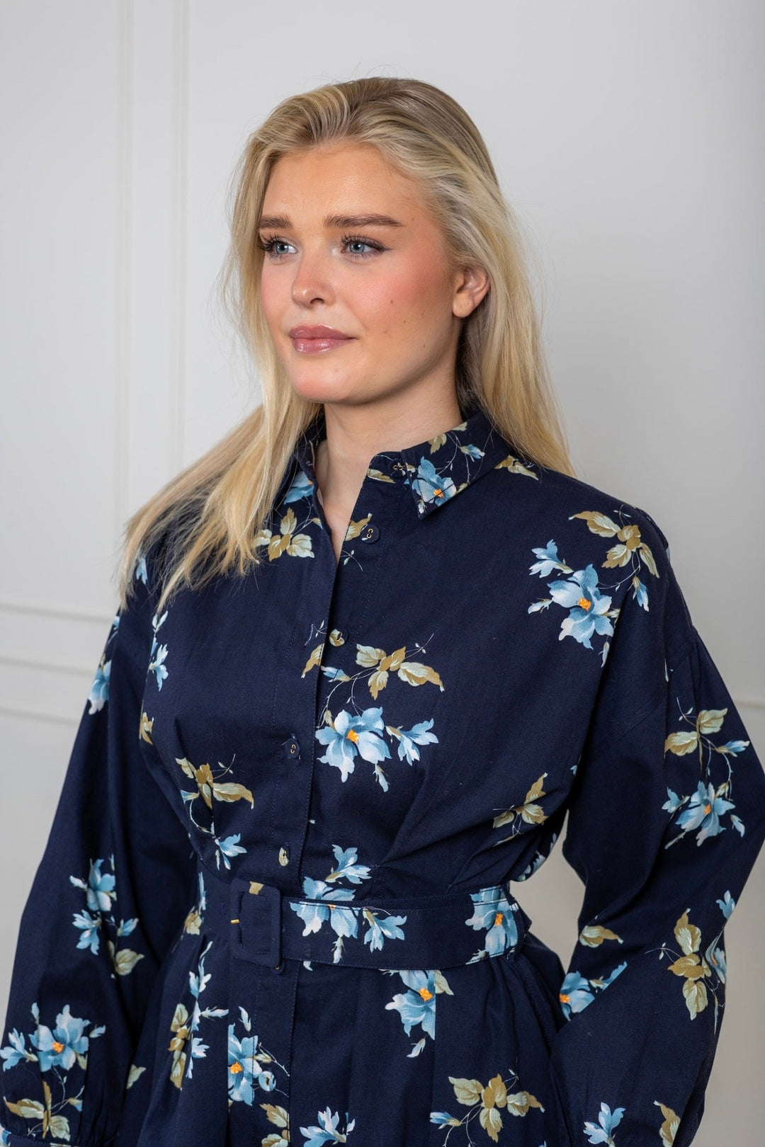 Structured Shirt Dress Blue Bouquet | Kjoler | Smuk - Dameklær på nett