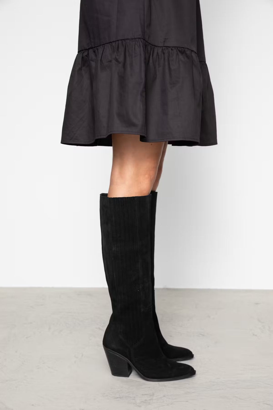 Wilma Knee Boot Black Suede | Sko | Smuk - Dameklær på nett