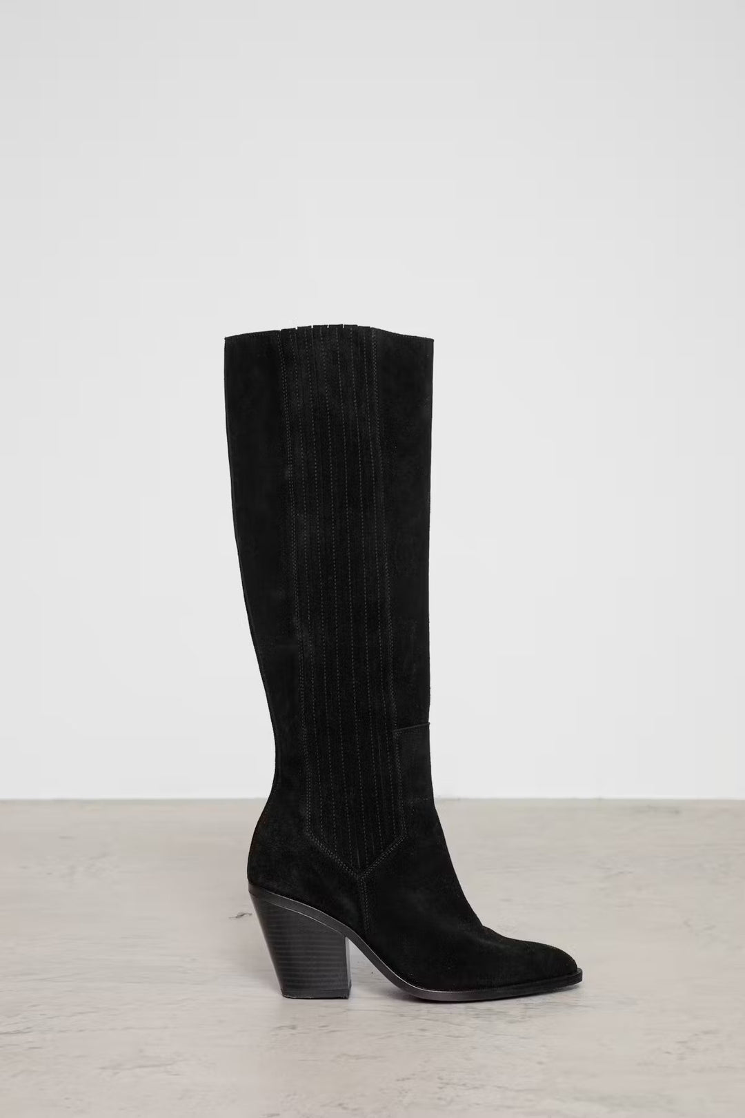 Wilma Knee Boot Black Suede | Sko | Smuk - Dameklær på nett